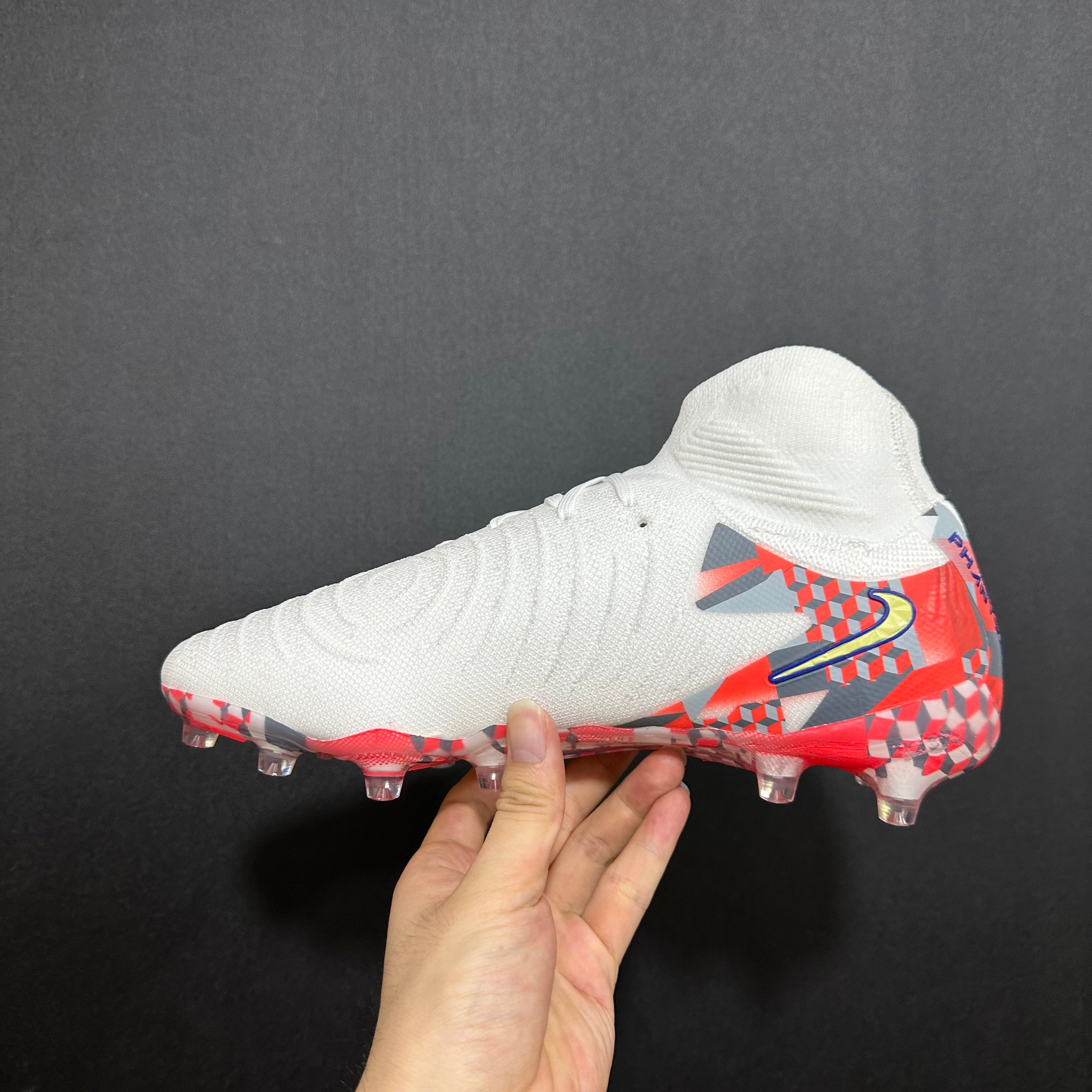 Chuteira Campo Nike Phantom Luna 2 AG Elite + Brindes