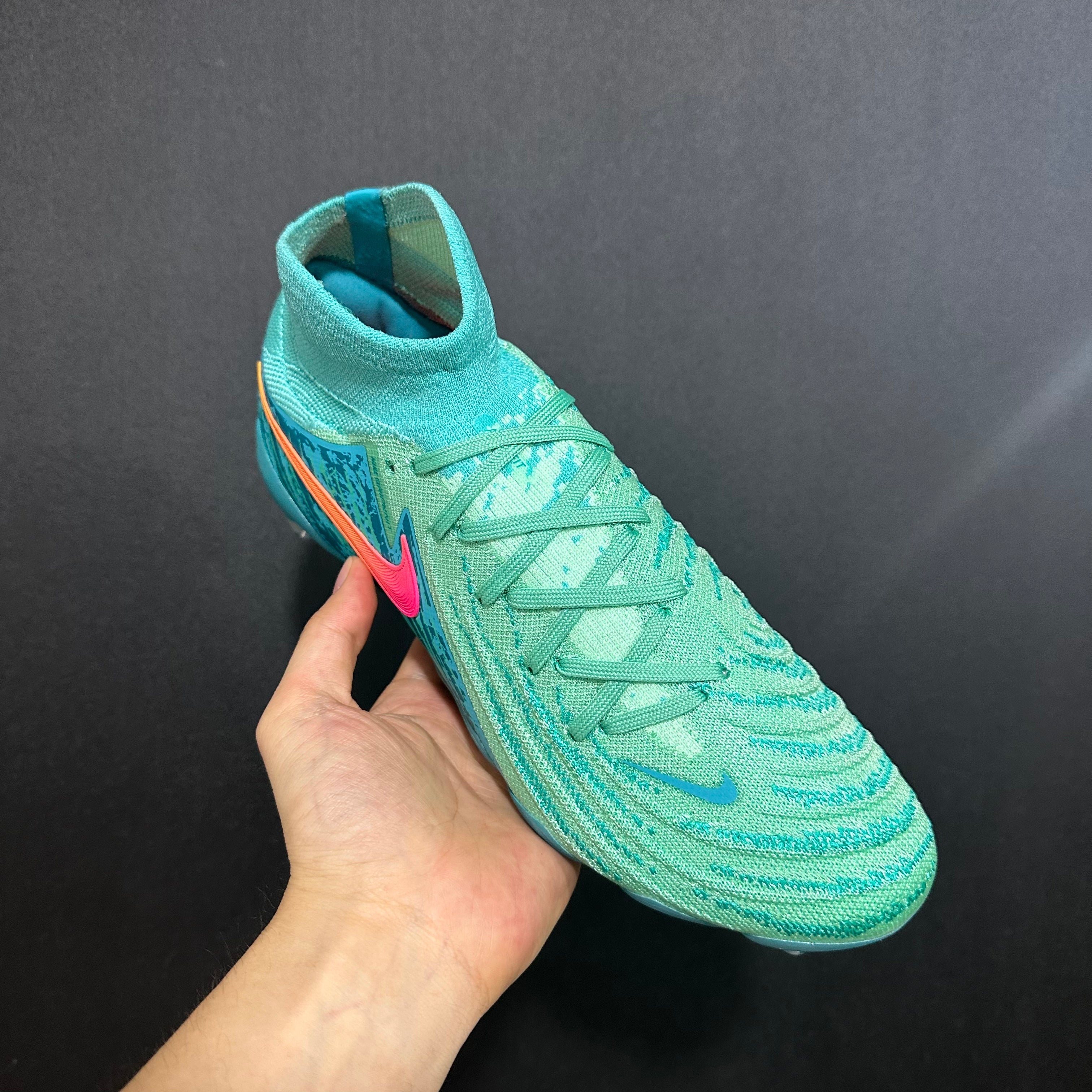 Chuteira Campo Nike Phantom Luna 2 AG Elite + Brindes