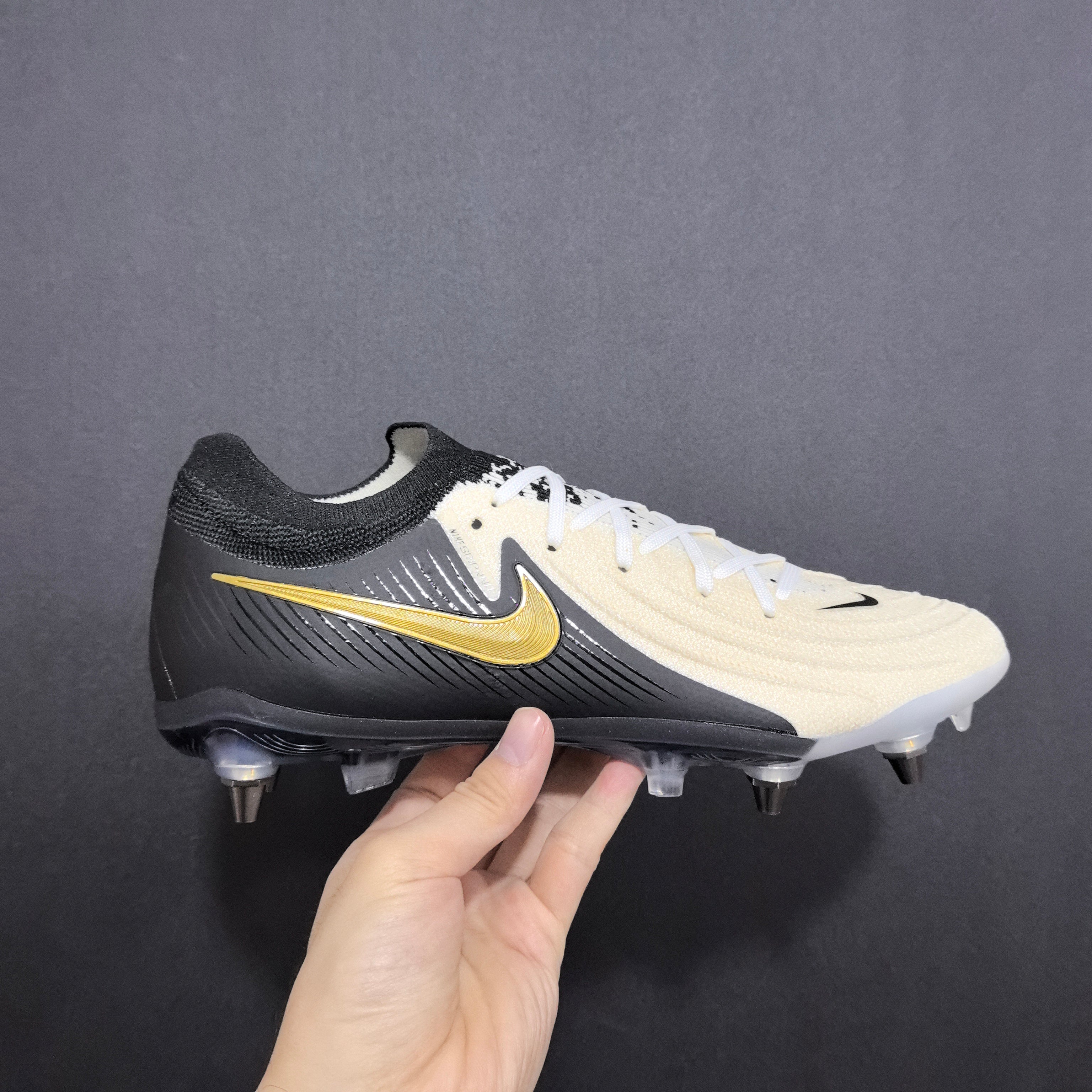 Chuteira Campo Nike Phantom Luna 2 SG Elite + Brindes