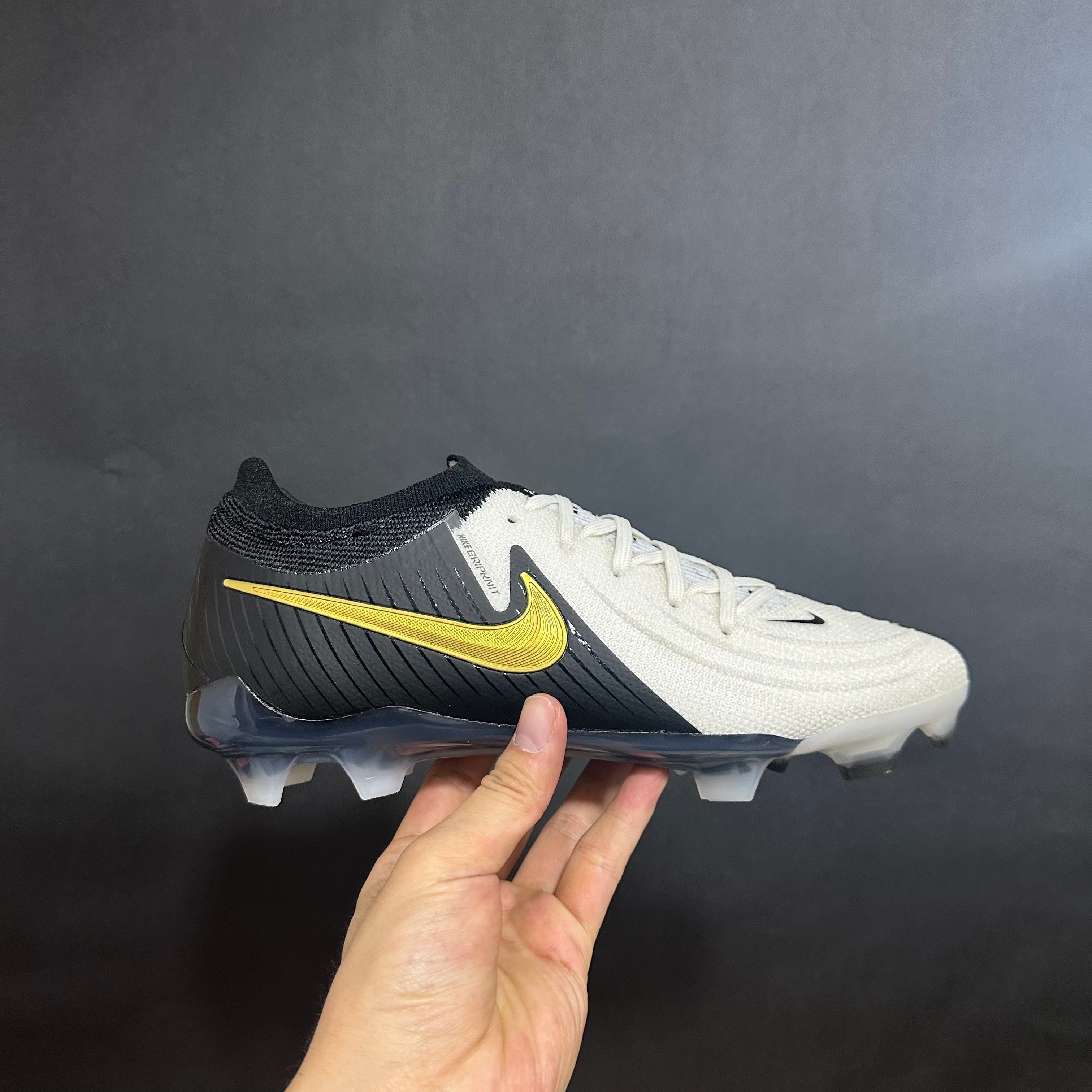Chuteira Campo Nike Phantom Luna 2 AG Elite + Brindes