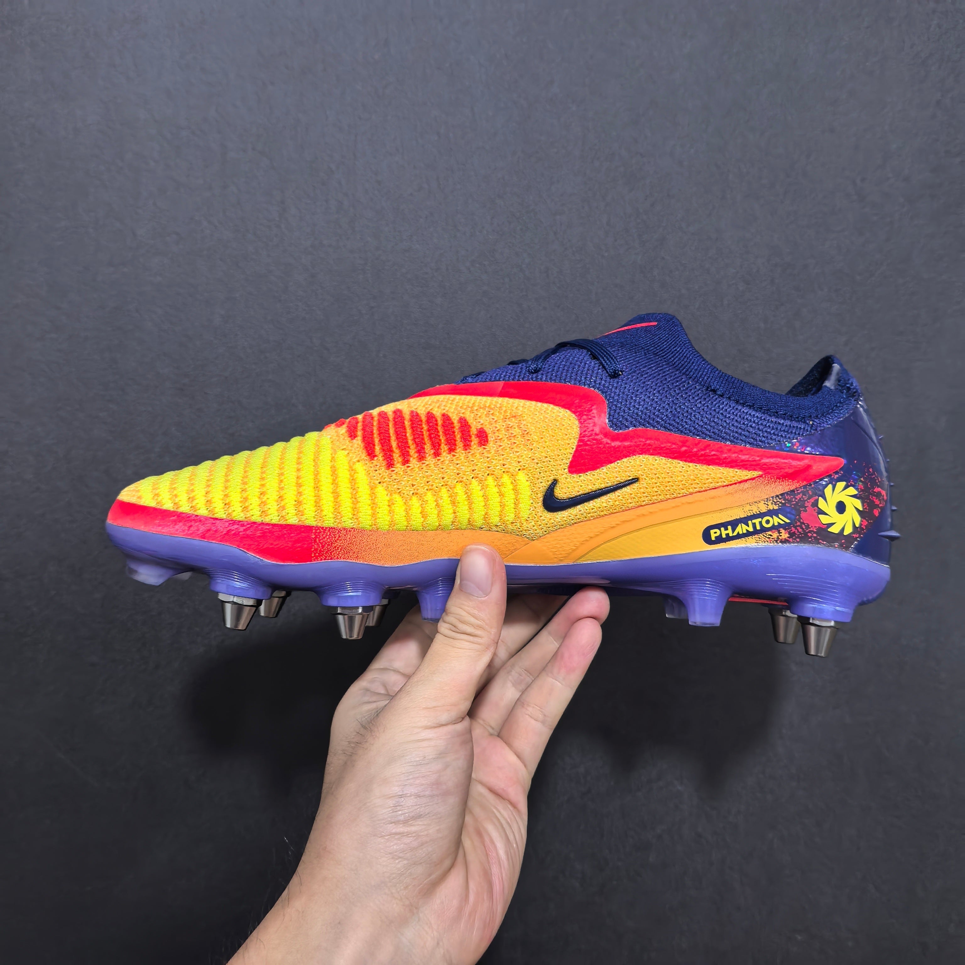 Chuteira Campo Nike Phantom GX 6 SG Elite + Brindes