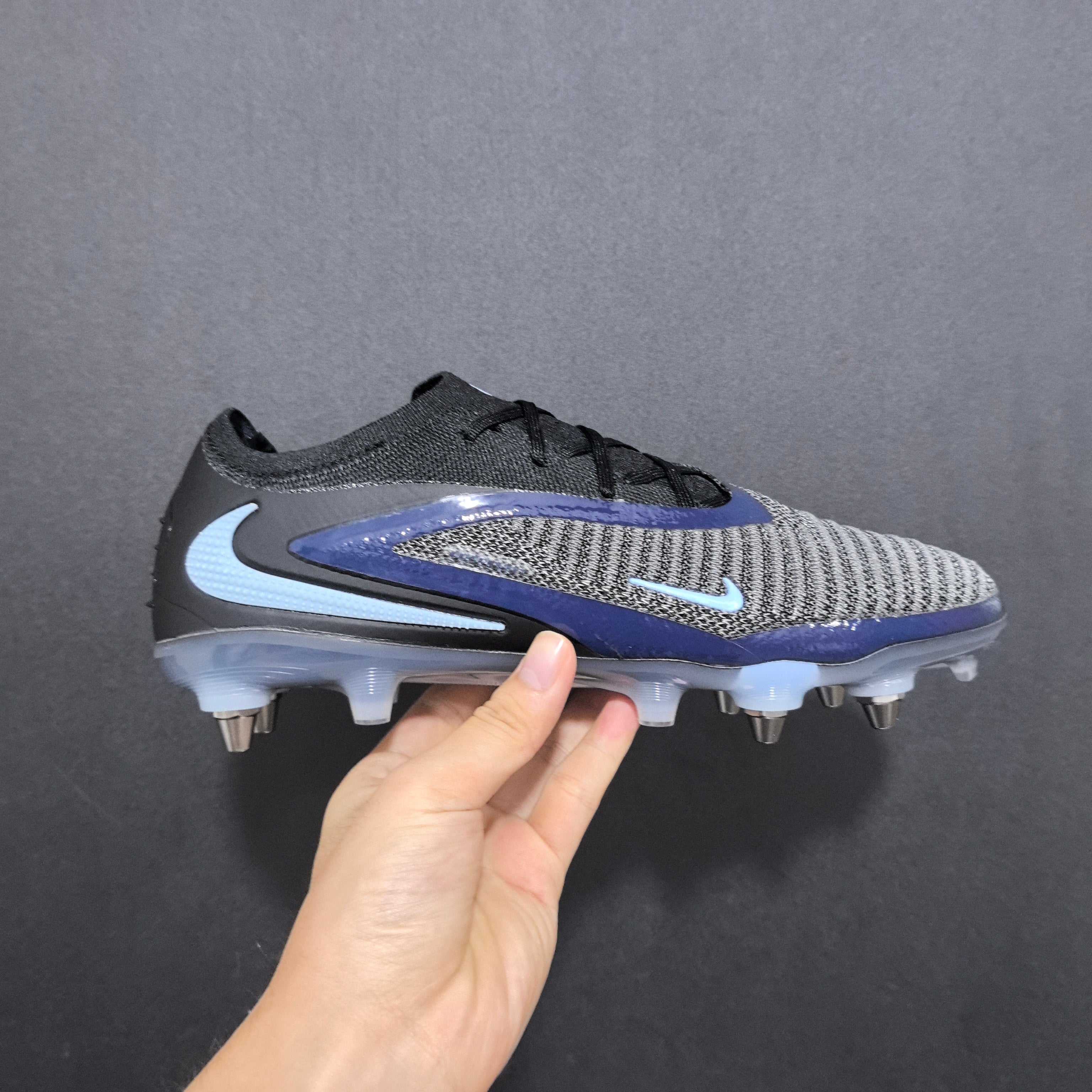 Chuteira Campo Nike Phantom GX 6 SG Elite + Brindes