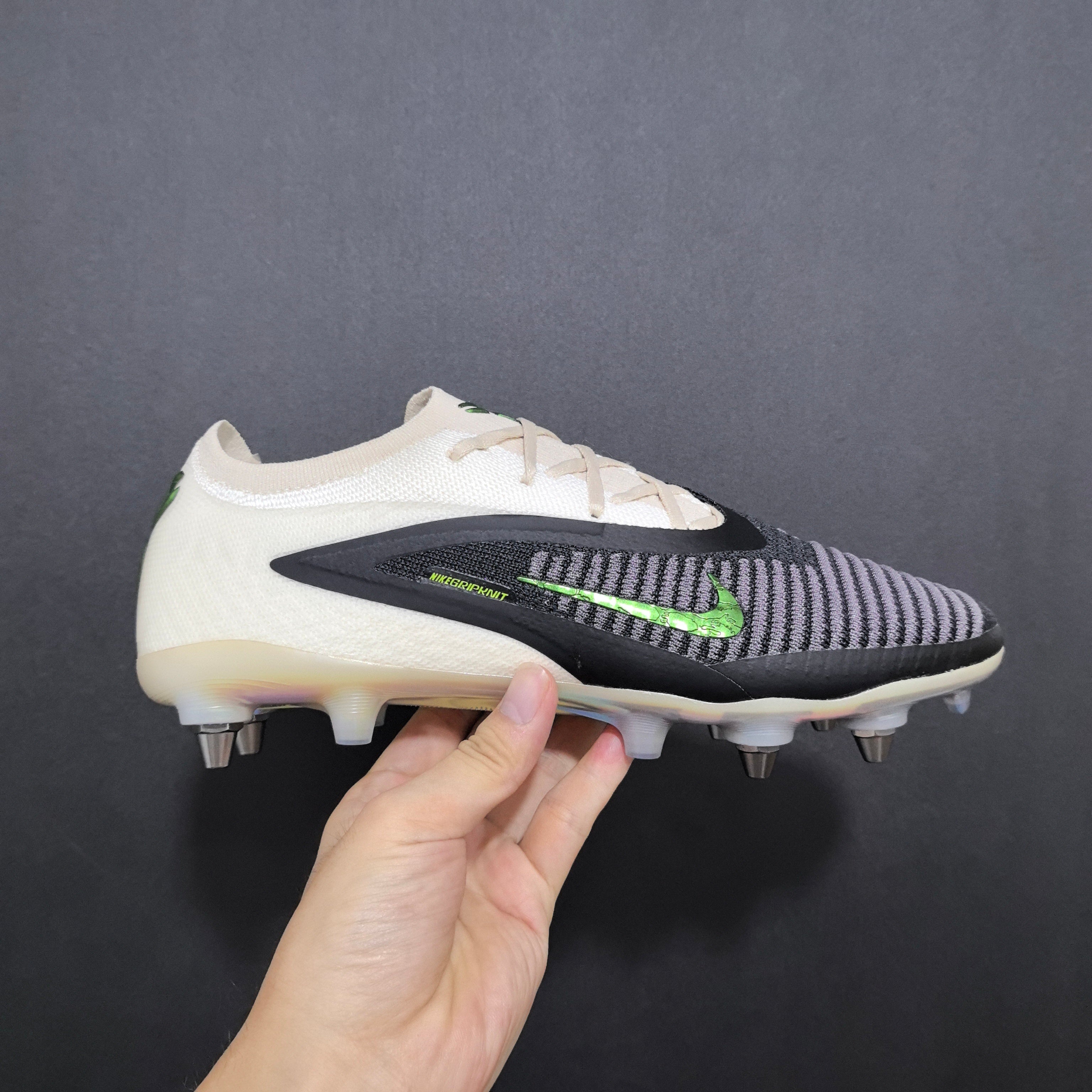 Chuteira Campo Nike Phantom GX 6 SG Elite + Brindes