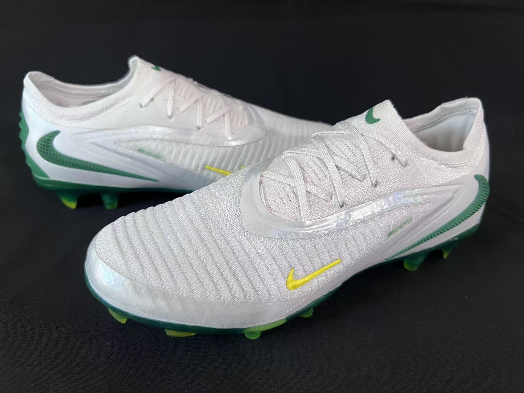 Chuteira Campo Nike Phantom GX 6 FG Elite + Brindes