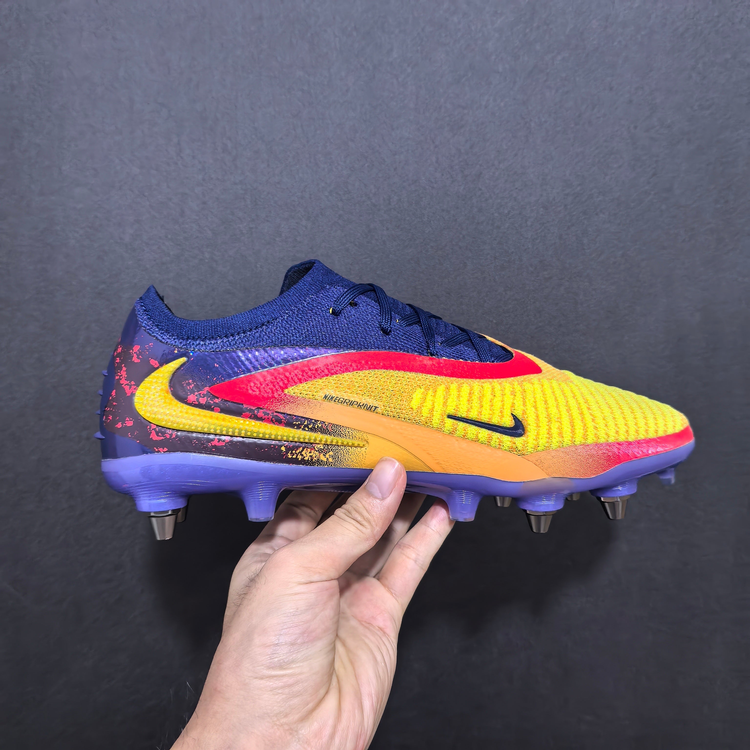 Chuteira Campo Nike Phantom GX 6 SG Elite + Brindes