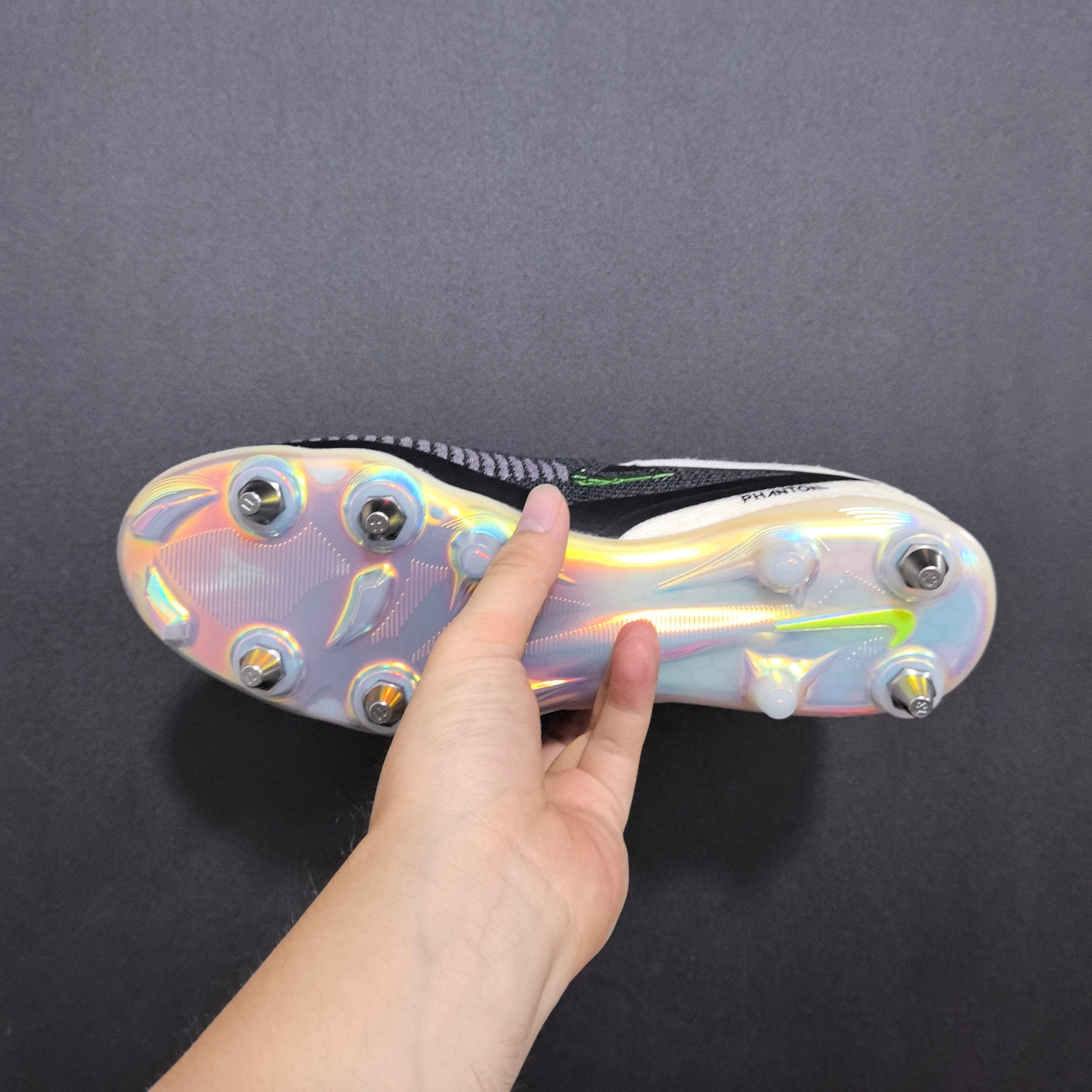 Chuteira Campo Nike Phantom GX 6 SG Elite + Brindes